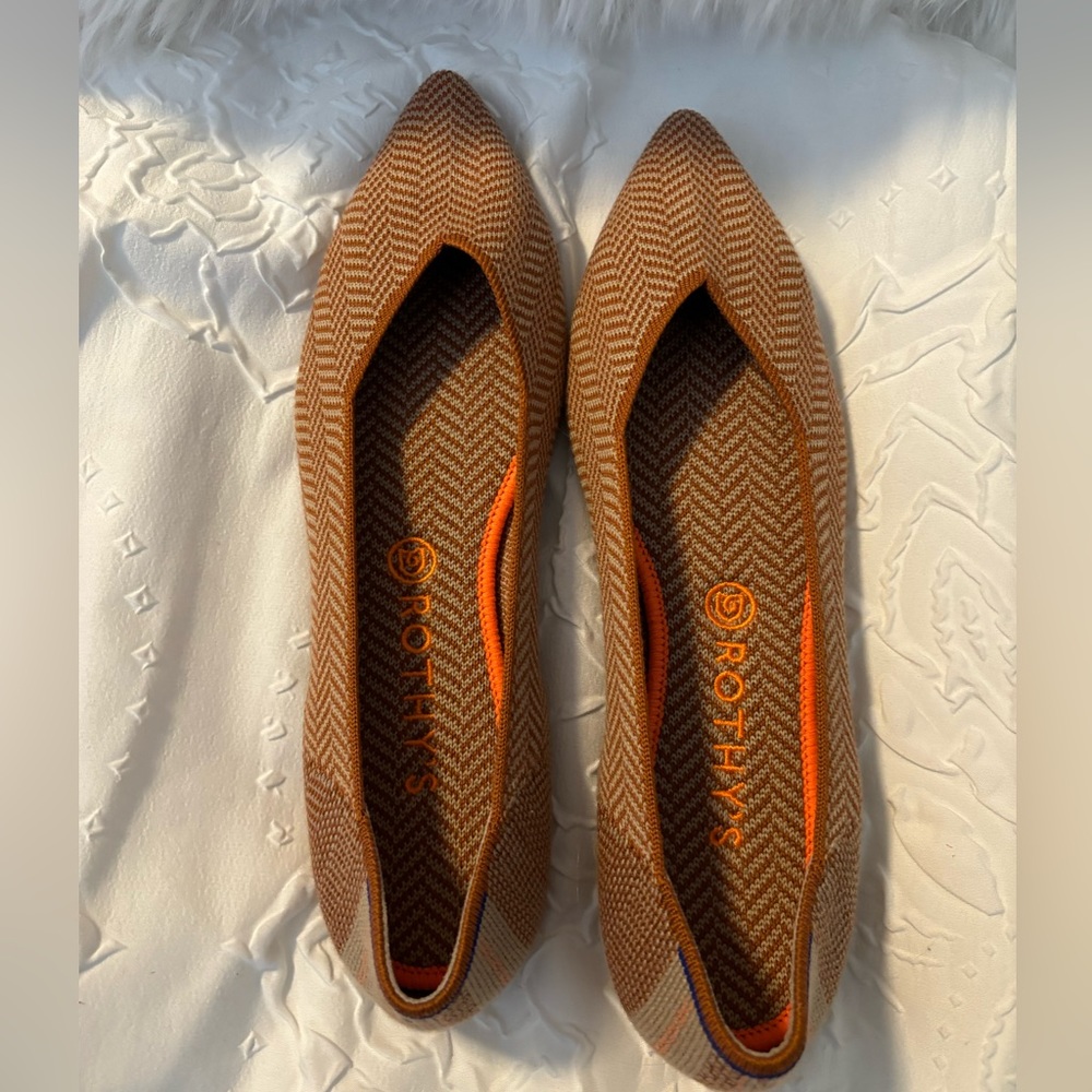 Brand new never worn Rothy’s points in size 11!! Camel herringbone color